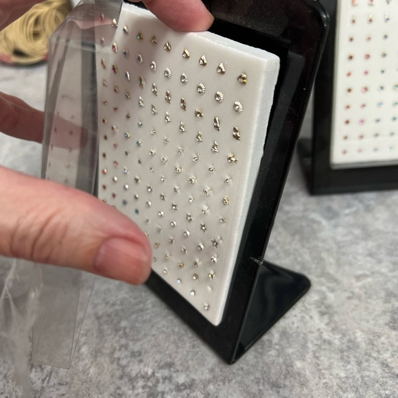 22g nose jewelry . Tray full of 120 nose pins for $25 - Picture 2 of 5